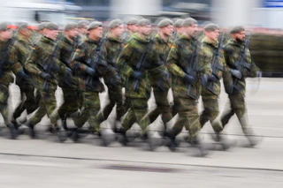 Die Bundeswehr erweitert Musterungszentren. (Symbolbild) — © Julian Stratenschulte/dpa