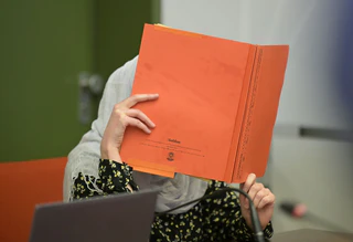 Vier Jahre soll die gebürtige Oberfränkin in Haft. Das Gericht sah es als erwiesen an, dass sie in Syrien überzeugtes Mitglied des Islamischen Staats war. (Archivbild) — © Malin Wunderlich/dpa