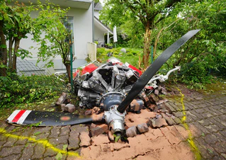 Ein Propeller der Maschine lag vor einem Wohnhaus. — © Enrique Kaczor/onw-images/dpa