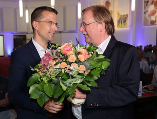 Christoph Kern (l) löste Rainer Koch 2022 als BFV-Präsident ab. Auf dem Verbandstag in Bad Gögging wurde er wiedergewählt. (Archivbild) — © Alexandra Beier/Bayerischer Fußball-Verband (BFV)/dpa