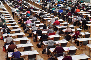 Für Tausende Azubis in Bayern beginnen am Dienstag die schriftlichen Abschlussprüfungen. (Symbolbild) — © Martin Schutt/dpa-Zentralbild/dpa