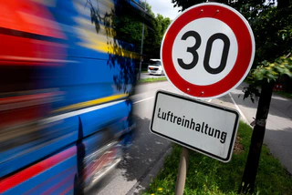Wegen zu hoher Stickstoffdioxidwerte dürfen Autos an der Landshuter Alle nicht schneller als 30 Kilometer pro Stunde fahren. (Symbolbild) — © Sven Hoppe/dpa