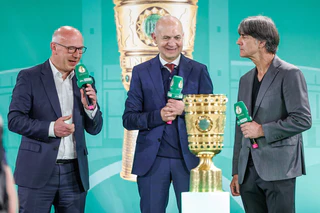 Ex-Bundestrainer Joachim Löw (r) bei der Übergabe des DFB-Pokals für das Finale in Berlin. — © Andreas Gora/dpa