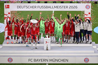 Die Bayern feiern mit der Meisterschale, die Leon Goretzka in Händen hält. — © Sven Hoppe/dpa
