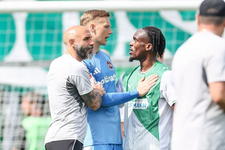 Emotionen nach dem Derby: Nürnbergs Torwart Jan Reichert und Fürths Torschütze Noel Futkeu im Disput.  — © Daniel Löb/dpa