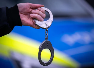 Die Polizei nahm den Tatverdächtigen am Samstag fest. (Symbolbild) — © Soeren Stache/dpa