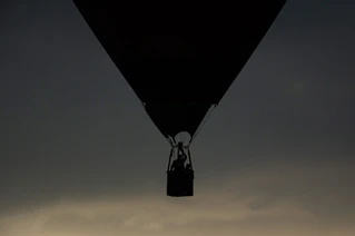 Der Ballon wurde in eine Stromleitung getrieben. (Symbolbild) — © Silas Stein/dpa