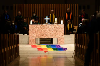Die katholische Kirche und die Regenbogenflagge - keine unkomplizierte Beziehung. (Archivfoto) — © Tobias Hase/dpa