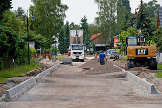 Straßenbau ist teuer und bisweilen auch eine Frage für die Justiz. Die Freien Wähler fordern eine Klarstellung, um die Bürger vor Kosten zu schützen, die bei der Erschließung vor mehr als 25 Jahren entstanden sind. (Symbolbild) — © Robert Schlesinger/dpa-Zentralbild/dpa