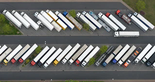 Die EU-Kommission hatte gegen die Lkw-Konzerne wegen verbotener Preisabsprachen Bußgelder von fast vier Milliarden Euro verhängt. (Symbolbild) — © Ralf Hirschberger/dpa-Zentralbild/dpa