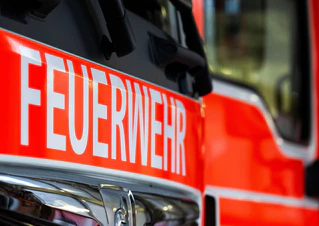 Etwa 100 Einsatzkräfte der Landshuter Feuerwehren waren im Einsatz. (Symbolbild)  — © Soeren Stache/dpa