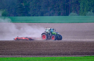Der trockene Boden ist ein echtes Problem für Landwirte. In den vergangenen Wochen hat es in Bayern viel zu wenig geregnet. (Illustration) — © Patrick Pleul/dpa/ZB