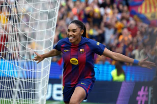  Salma Paralluelo jubelt früh für Barcelona gegen den FC Bayern.   — © Joan Monfort/AP/dpa