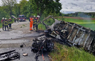 Der Kleintransporter brannte vollständig aus. — © -/Kreisbrandinspektion Cham/dpa