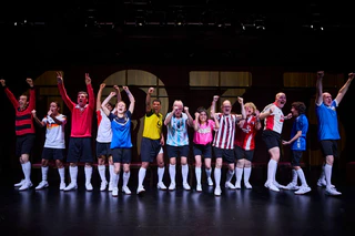 Bei dem Theaterstück wirken zehn Bürgerinnen und Bürger mit, die selbst Fußball spielen, FCN-Mitglied oder große Fans sind. (Handout) — © Ludwig Olah/Staatstheater Nürnberg/dpa