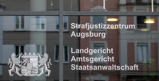 Ein Jugendlicher muss sich wegen eines rassistisch motivierten Mordversuchs vor dem Augsburger Landgericht verantworten. (Symbolbild) — © Stefan Puchner/dpa