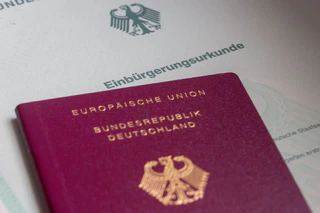 In Bayern ist die Zahl der Einbürgerungen 2025 mit 59.573 Fällen im Vergleich zum Vorjahr erneut um zehn Prozent gestiegen. (Symbolbild)  — © Fernando Gutierrez-Juarez/dpa