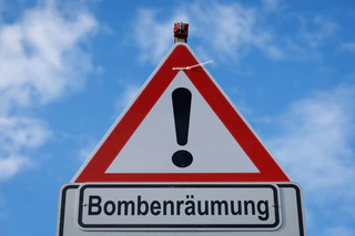 Am Bahnhof in Mühldorf am Inn ist eine Fliegerbombe gefunden worden (Symbolbild). — © Friso Gentsch/dpa