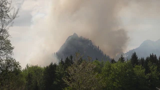 An dem 1.270 Meter hohen Berg bei Ruhpolding lodern seit Sonntagabend die Flammen. (Archivbild) — © Gabriel Neumayr/dpa