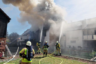 In Unterfranken ist ein Asylbewerberheim ausgebrannt, die Bewohner konnten sich retten. — © Ralf Hettler/dpa