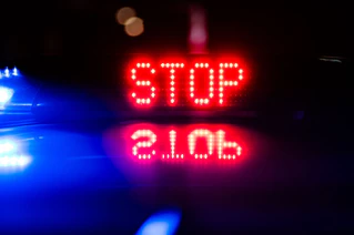 Ein Fahranfänger überholte mit zu hoher Geschwindigkeit eine Zivilstreife der Polizei. (Symbolbild) — © Robert Michael/dpa