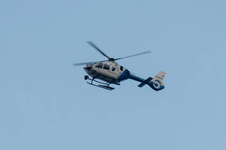 Auch mit einem Hubschrauber hat die Polizei nach dem vermissten 15-Jährigen gesucht. (Symbolbild) — © Armin Weigel/dpa