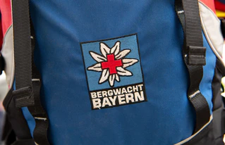 Helfer von der Feuerwehr, vom Bayerischen Roten Kreuz und der Bergwacht kümmerten sich um die Frau. (Symbolbild) — © Sven Hoppe/dpa