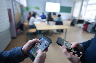 Der Aktionsrat Bildung fordert Altersgrenzen für Social-Media-Plattformen - und private Handynutzung in den Schulen erst ab der Zehnten. (Symbolbild) — © Marcus Brandt/dpa