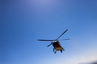 Ein Rettungshubschrauber bringt den Mann ins Krankenhaus. (Symbolbild) — © Philipp von Ditfurth/dpa