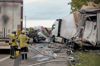 Der 53-Jährige wurde bei dem Unfall in dem Führerhaus eingeklemmt und starb an seinen schweren Verletzungen.  — © Tizian Gerbing/dpa