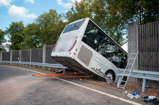 Der Bus brach in einer Kurve durch die Leitplanke und die Schallschutzwand. — © Lars Haubner/NEWS5/dpa