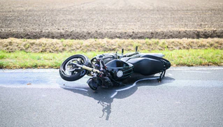 Der Motorradfahrer wurde beim Zusammenstoß über das Auto geschleudert. (Symbolbild) — © Julian Stratenschulte/dpa
