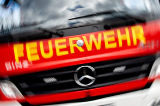 Feuerwehrleute können die Frau nur noch tot aus der Wohnung bergen. (Symbolbild) — © Hauke-Christian Dittrich/dpa