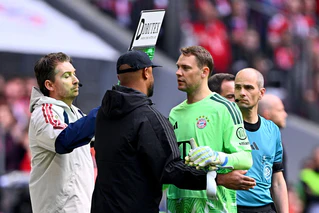 Manuel Neuer (grünes Trikot) wird im letzten Bundesliga-Spiel dieser Saison ausgewechselt. — © Tom Weller/dpa