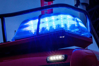 Der 34-Jährige wird bei dem Brand leicht verletzt. (Symbolbild) — © Jens Büttner/dpa