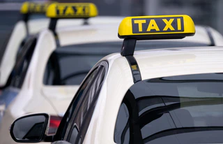 Für das Taxigewerbe sind Uber & Co. eine Bedrohung. (Symbolbild) — © Sven Hoppe/dpa