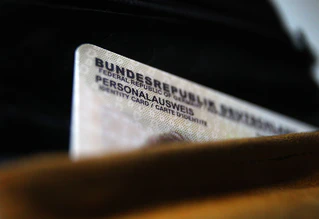 Der verloren gegangene Ausweis hat eine weite Reise hinter sich. (Symbolbild) — © Karl-Josef Hildenbrand/dpa
