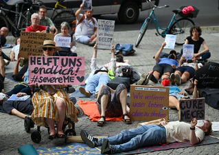 Demonstrieren im Liegen - ME/CFS-Betroffene wollen in mehreren Städten so wieder auf sich aufmerksam machen. (Archivbild) — © Soeren Stache/dpa