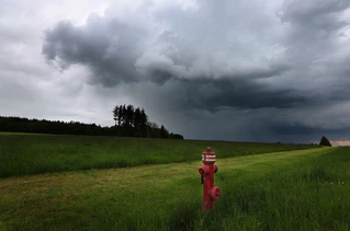 Hydranten finden sich auch im ländlichen Raum, hier ein Exemplar im Allgäu. In Niederbayern hat sich ein Landwirt mit dem Anzapfen eines Hydranten ein Strafverfahren nicht nur wegen Diebstahls eingehandelt. (Symbolbild) — © Karl-Josef Hildenbrand/dpa