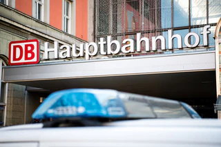 Die Abfahrt der Bahn in Richtung Nürnberg verzögerte sich wegen des Streits. (Symbolbild) — © Matthias Balk/dpa