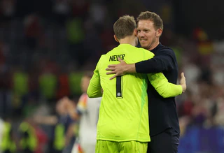 Bundestrainer Nagelsmann umarmt Torwart Neuer. (Archivbild) — © Christian Charisius/dpa