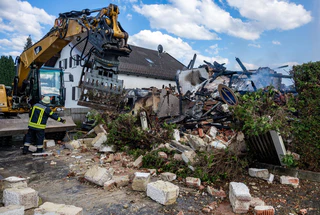 Von dem Haus sind nur noch Trümmer übrig.  — © Armin Weigel/dpa