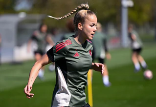 Fußball-Nationalspielerin Giulia Gwinn im Abschlusstraining zum Champions-League-Halbfinale gegen den FC Barcelona.  — © Sven Hoppe/dpa
