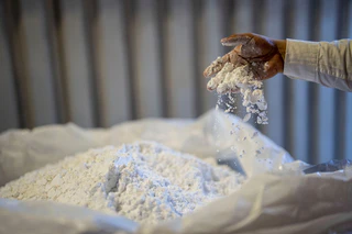 Lithium in einer chilenischen Verarbeitungsanlage. Dieser und viele andere Rohstoffe haben sich im ersten Quartal stark verteuert. (Symbolbild)   — © Rodrigo Abd/AP/dpa