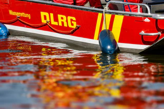 Auch die DLRG war vor Ort im Einsatz. (Symbolbild) — © Christoph Reichwein/dpa