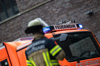 Der 74-Jährige konnte nur noch tot aus dem brennenden Haus geborgen werden. (Symbolbild) — © Marijan Murat/dpa