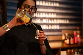 Diese Nachricht ist nicht aus den 80ern: Clara Schoper (24) aus der Münchner «Zephyr Bar» hat mit «Rum-Cola» einen Cocktailwettbewerb gewonnen. (Handoutbild) — © Miriam Weisz/Mixology/Meininger Verlag/dpa