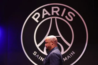 Bayern oder PSG? FCB-Coach Vincent Kompany hofft in München auf lautstarke Fans. — © Franck Fife/AFP/dpa