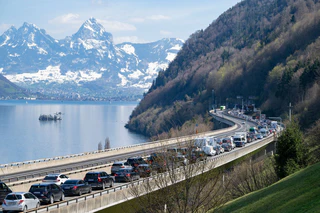 Am Gotthardtunnel ist zu Stoßzeiten stundenlange Geduld nötig. (Archivbild) — © Urs Flueeler/KEYSTONE/dpa