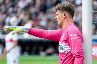 Alexander Nübel in Aktion für den VfB Stuttgart am letzten Spieltag in Frankfurt. — © Uwe Anspach/dpa